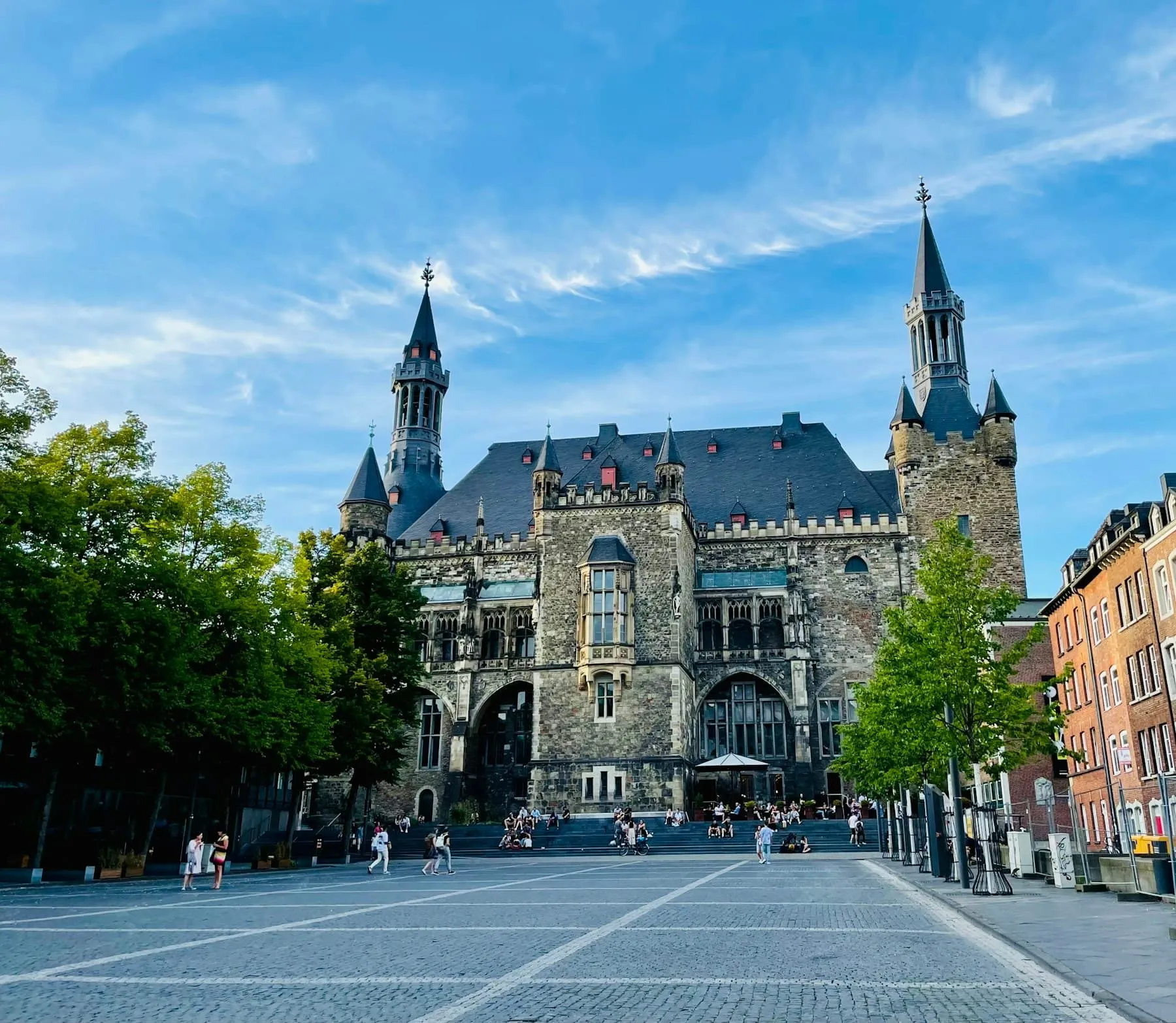 Das Aachener Rathaus mit seinen Türmen