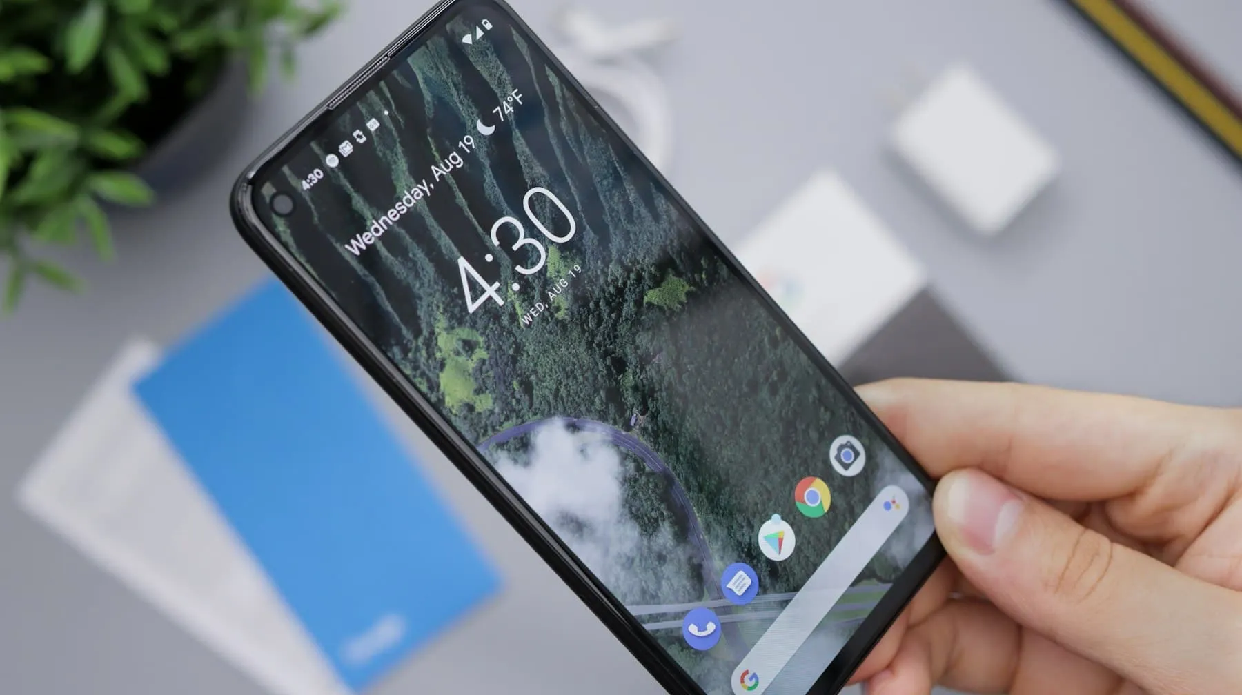Hand hält ein schwarzes Android-Smartphone