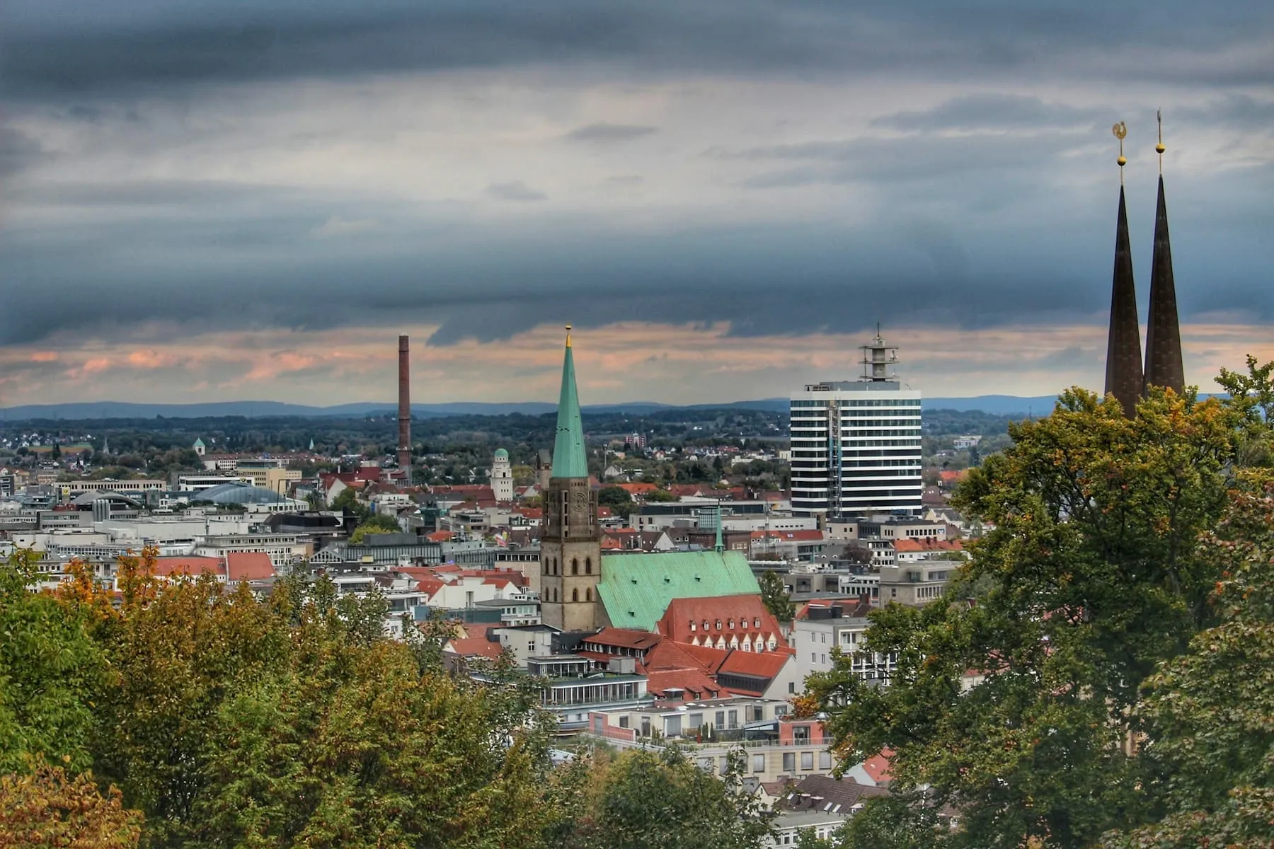 Blick über Bielefeld von einem Hügel