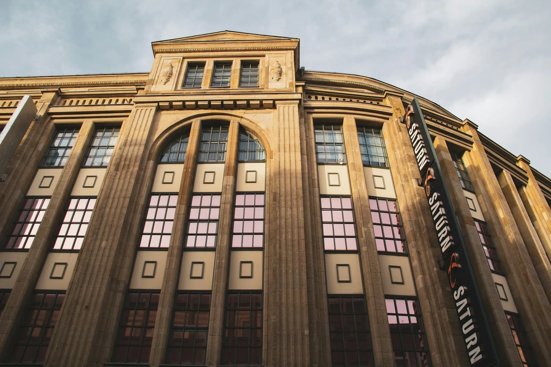 Fassade eines historischen Gebäudes in Bochum von unten