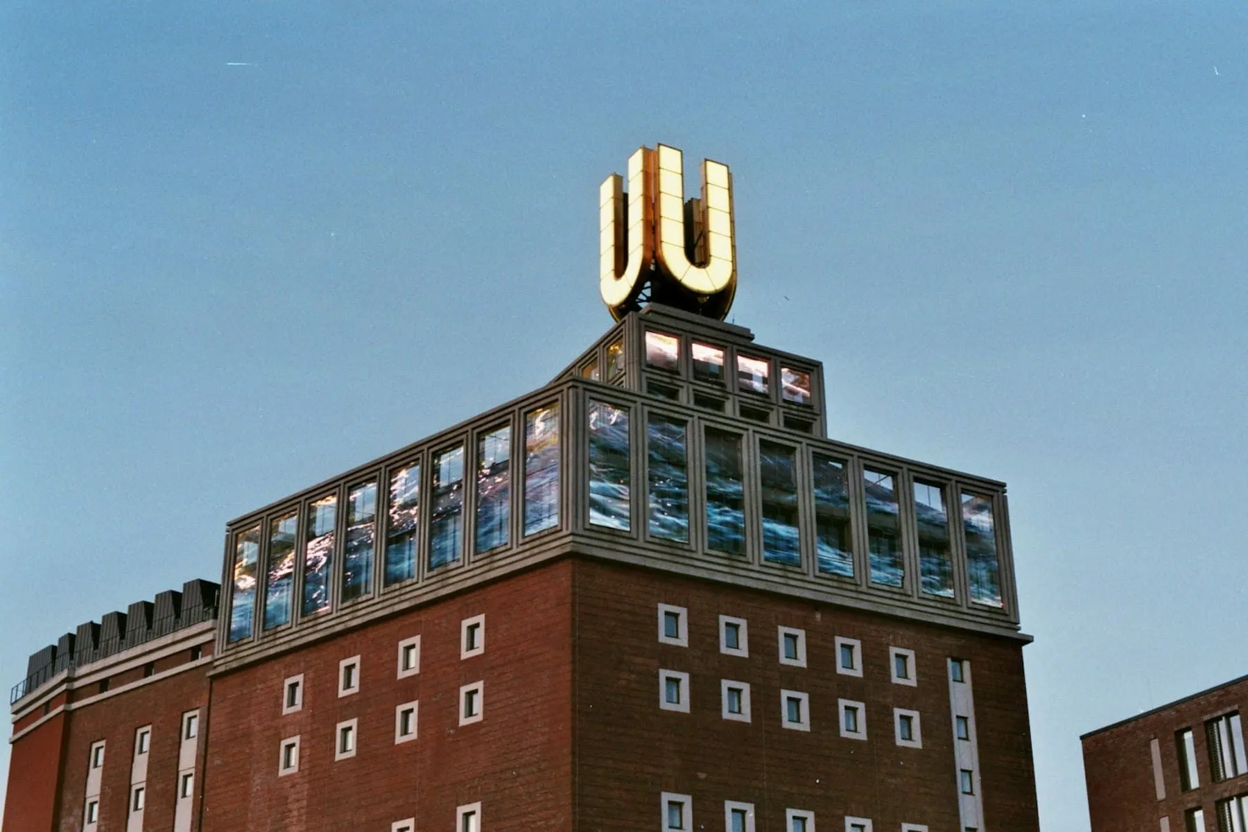 Das Dortmunder U mit dem goldenen U auf dem Dach