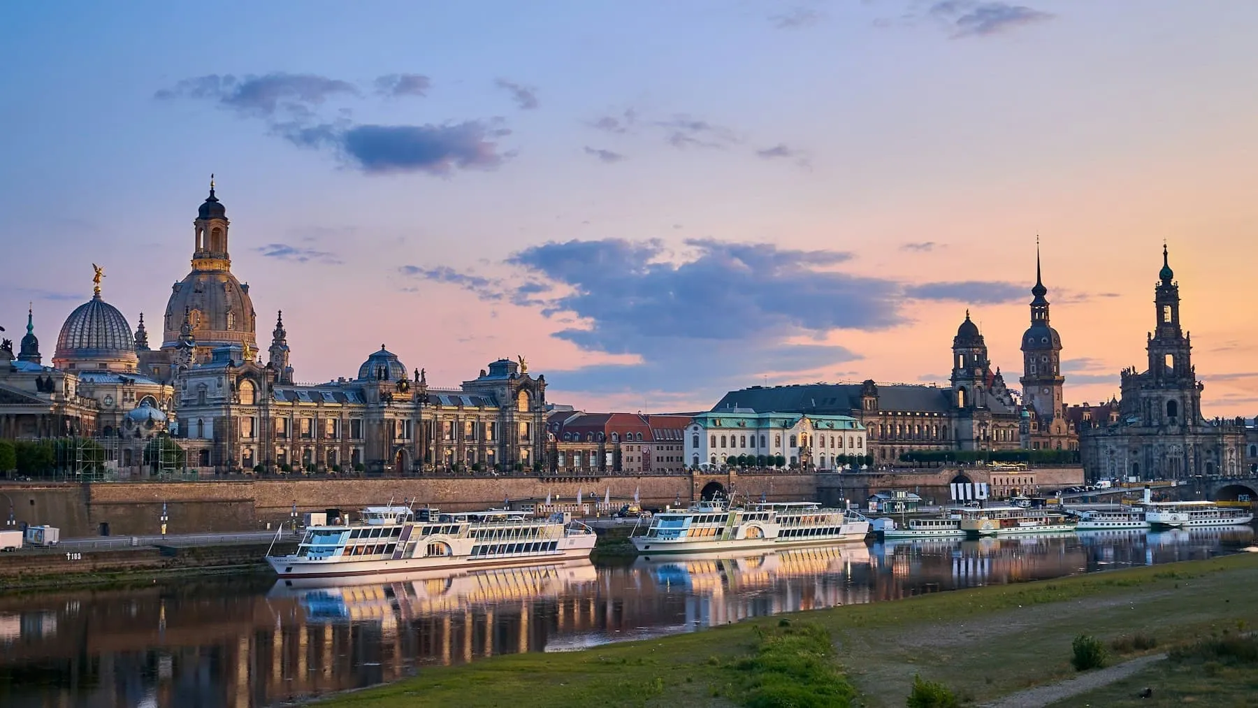 Altstadt-Silhouette von Dresden an der Elbe in der Abenddämmerung