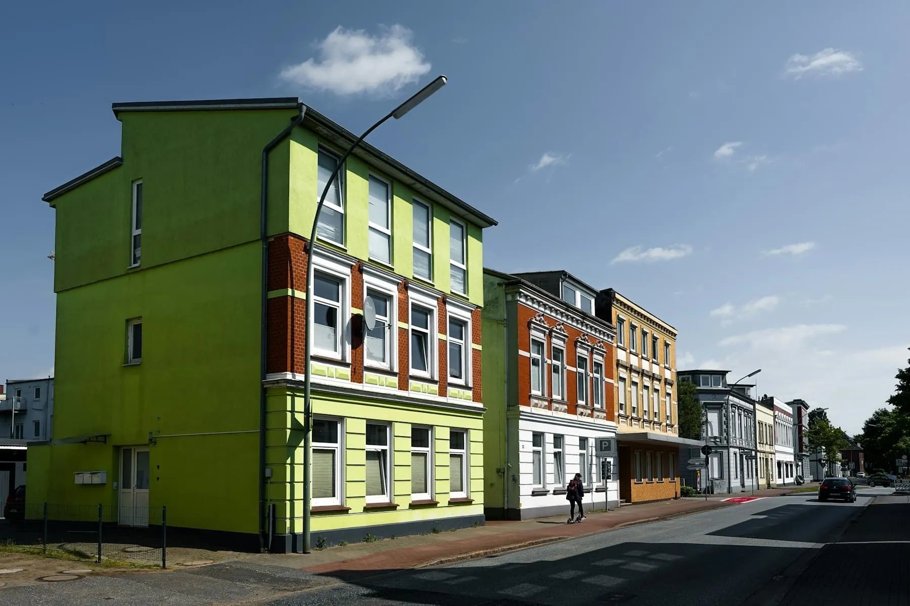 Bunte Häuserzeile an einer ruhigen Straße in Elmshorn