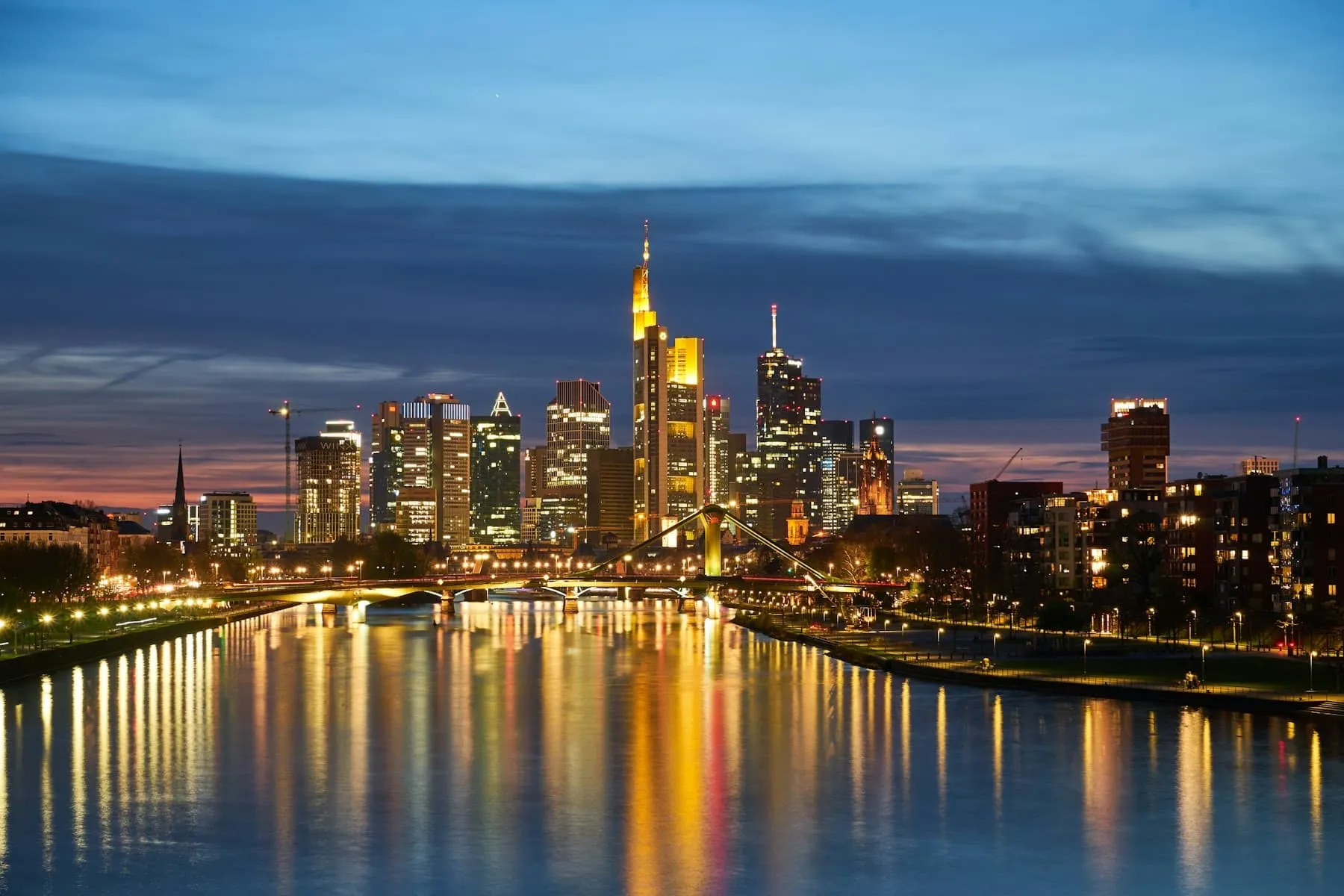 Beleuchtete Frankfurter Skyline am Main bei Nacht