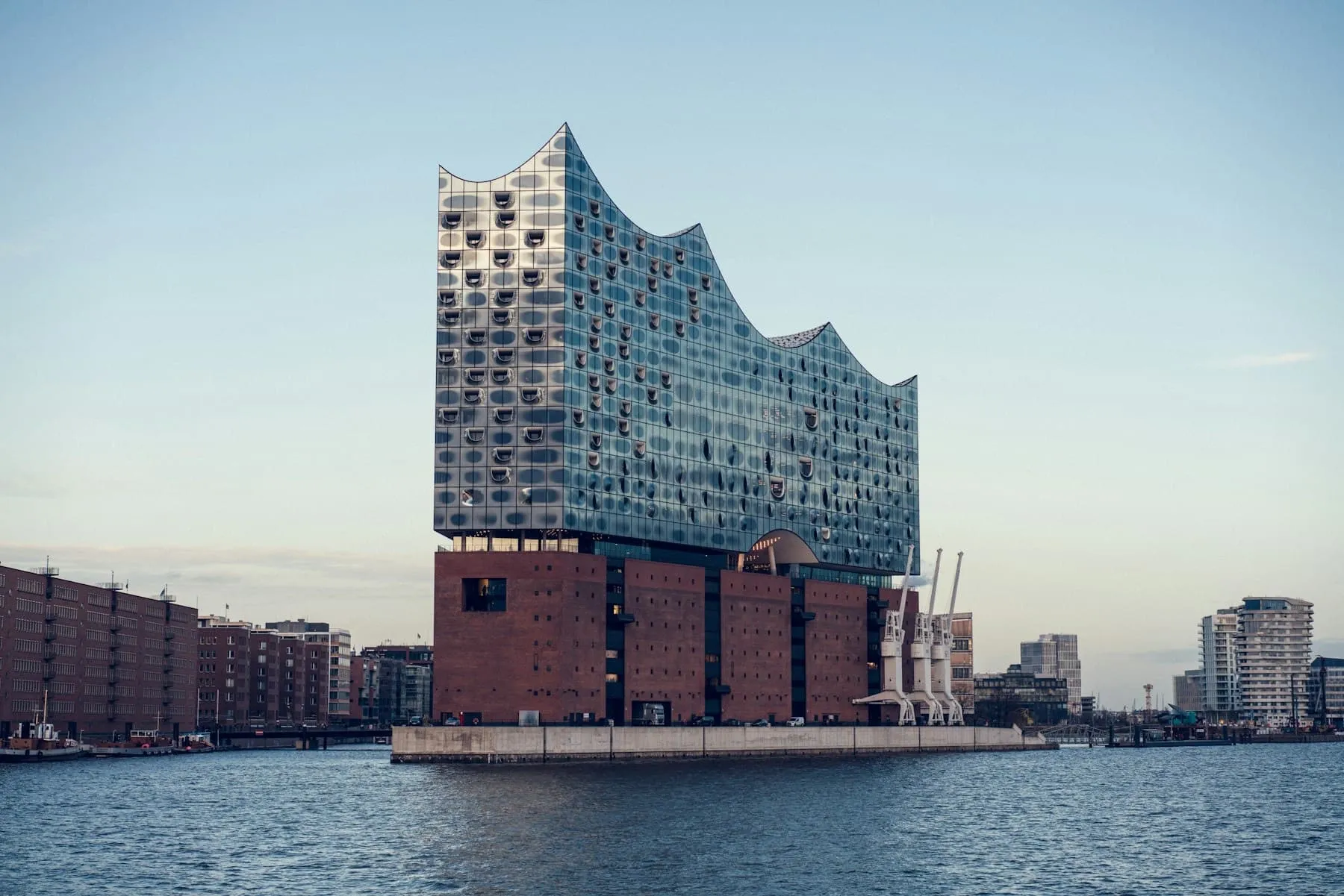 Die Elbphilharmonie in Hamburg am Wasser