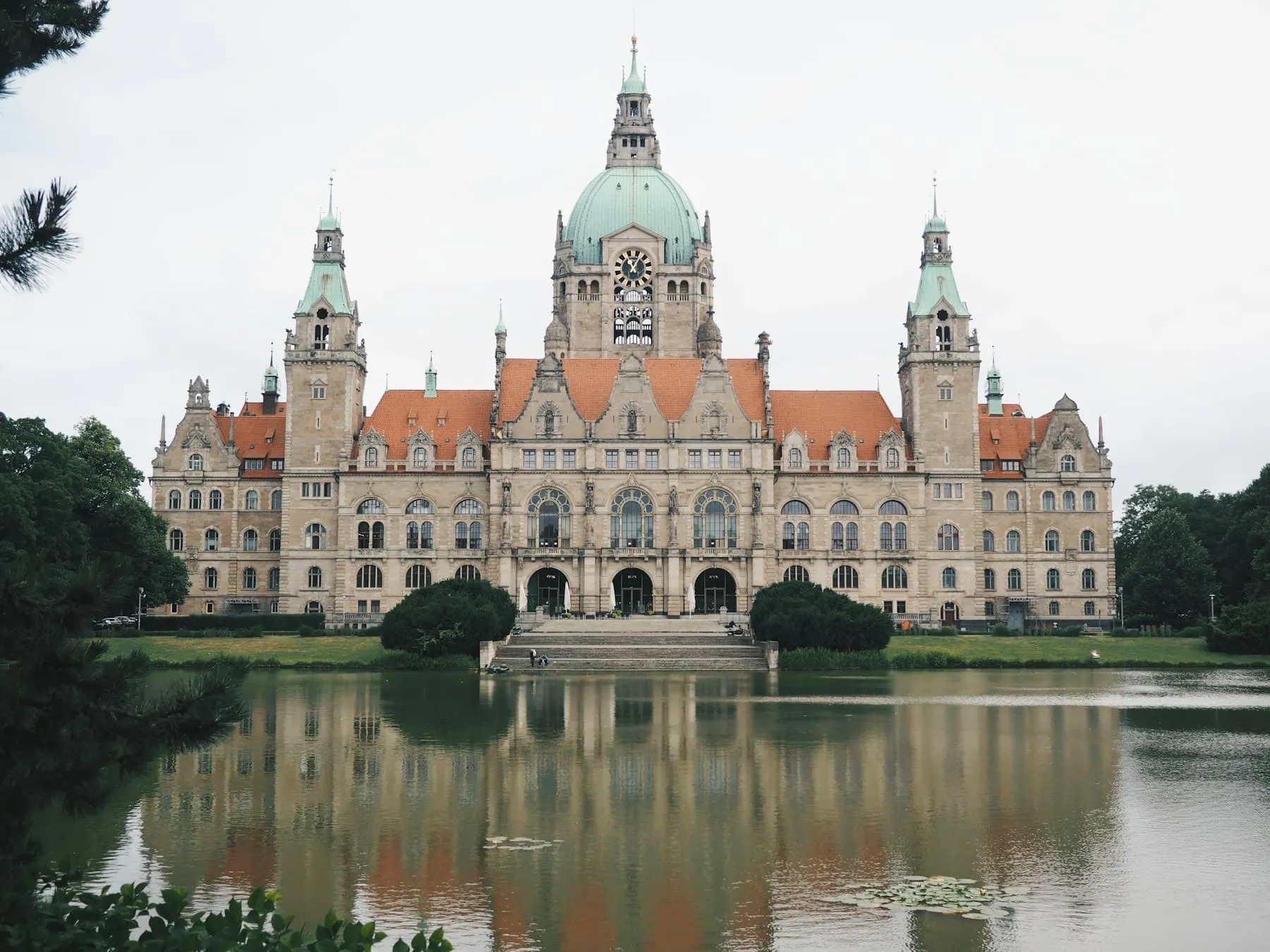 Neues Rathaus in Hannover mit Spiegelung im Maschteich