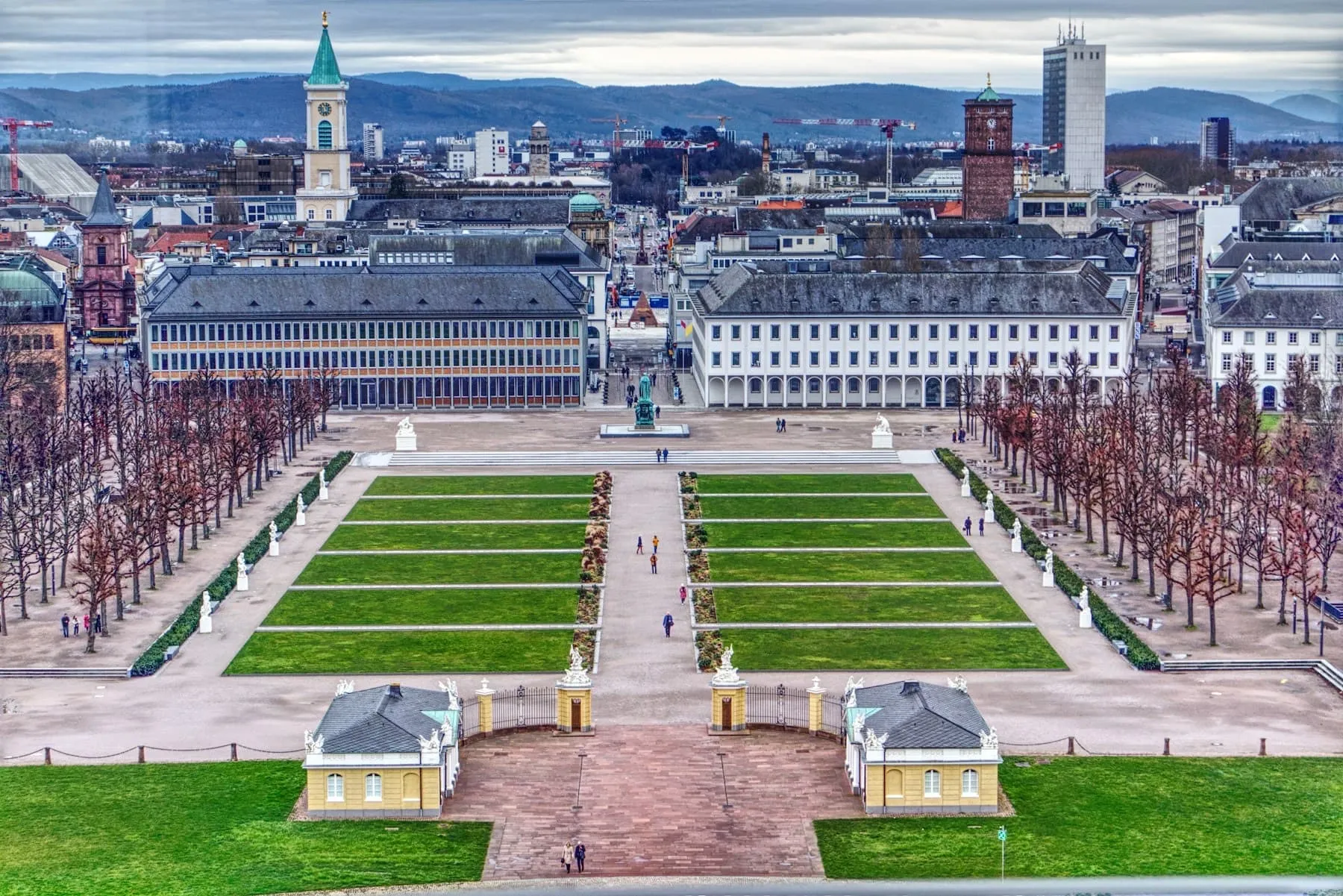 Luftbild des Karlsruher Schlosses mit Schlossgarten