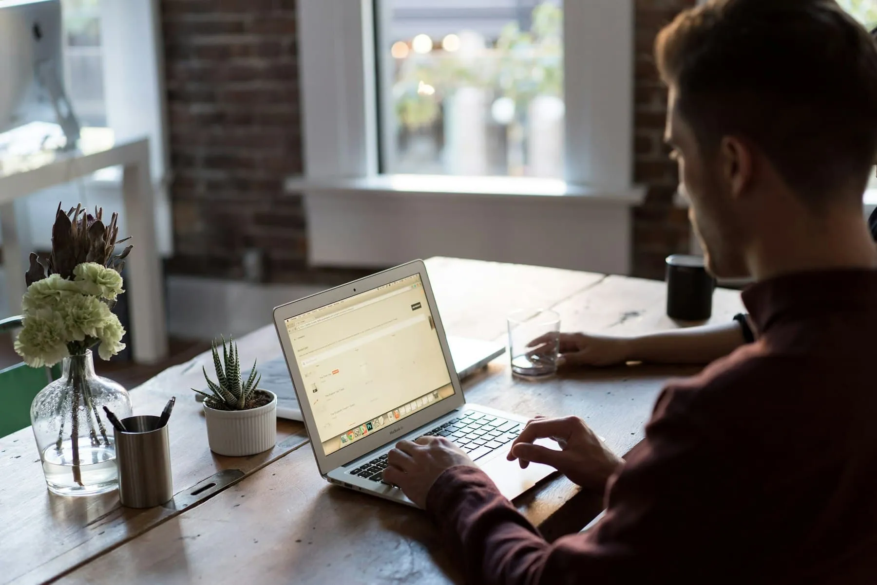 Mann arbeitet konzentriert am Laptop in einem Büro