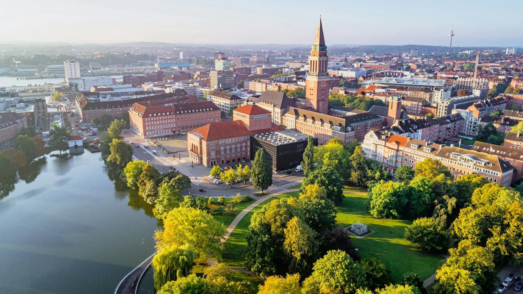 Luftbild von Kiel mit Hiroshimapark, Kleinem Kiel und Rathausturm