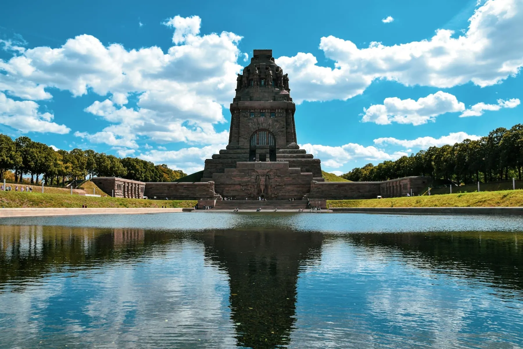 Völkerschlachtdenkmal in Leipzig mit Spiegelung im Wasserbecken