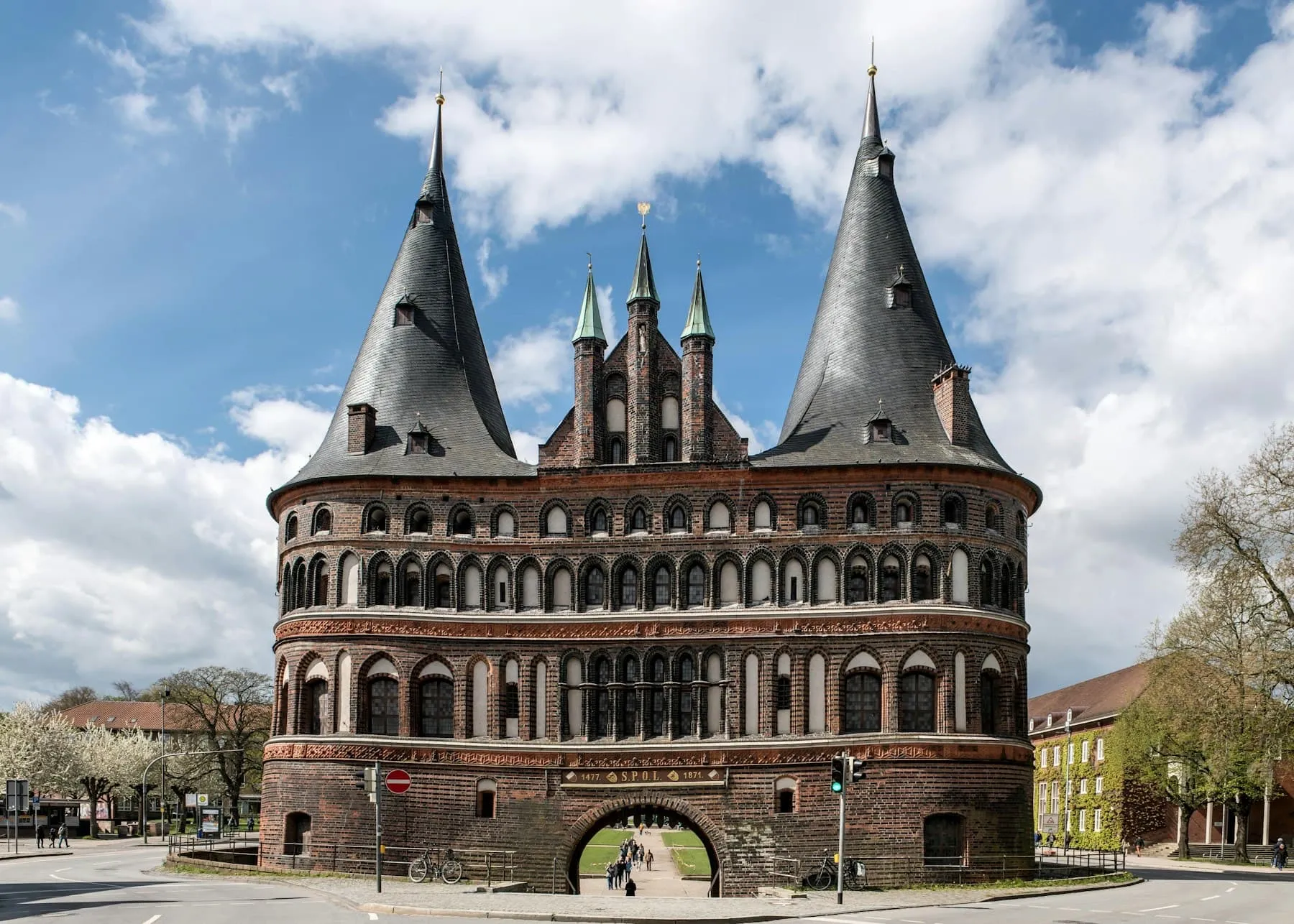 Das Holstentor in Lübeck unter blauem Himmel
