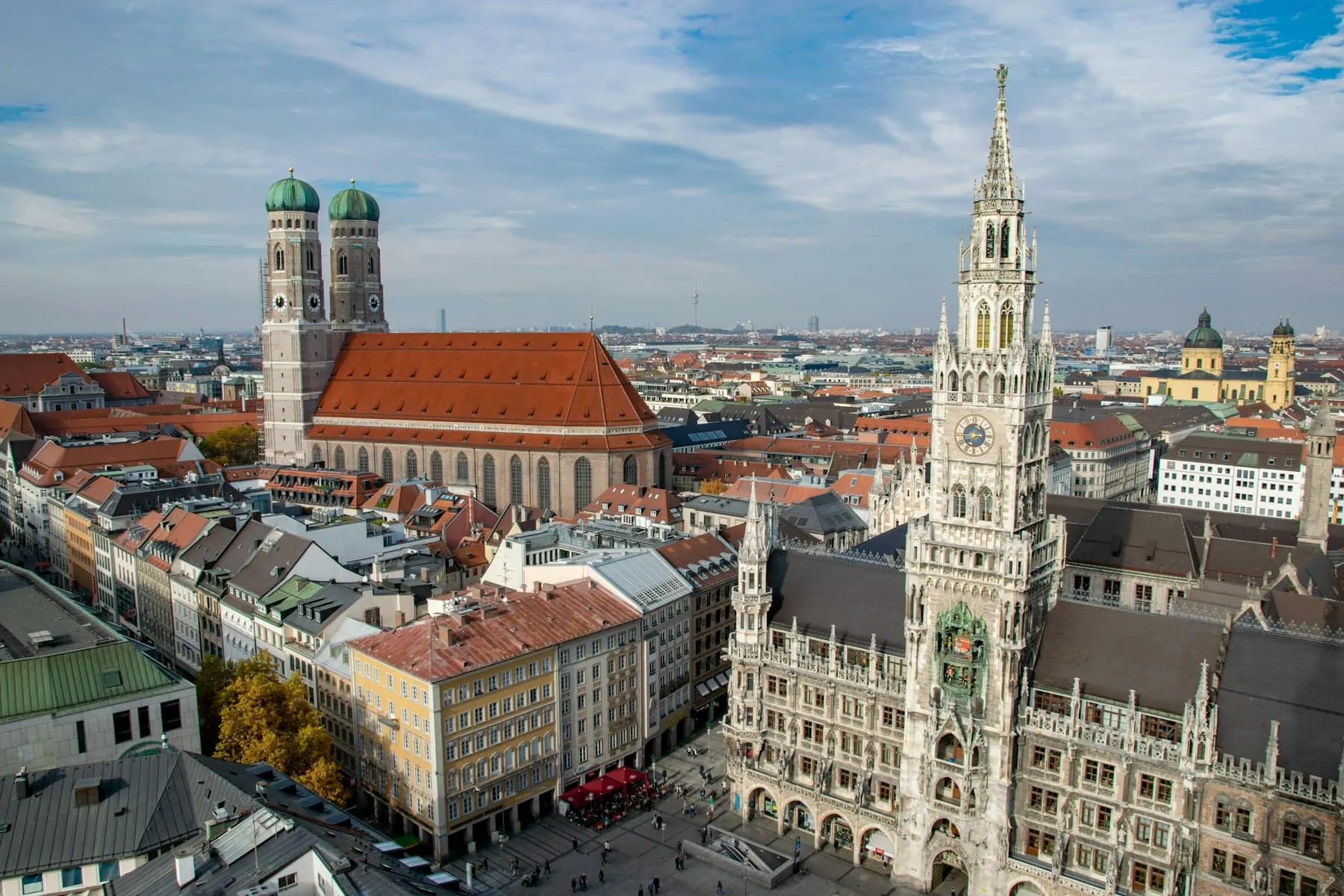 Blick über München mit Frauenkirche und Neuem Rathaus