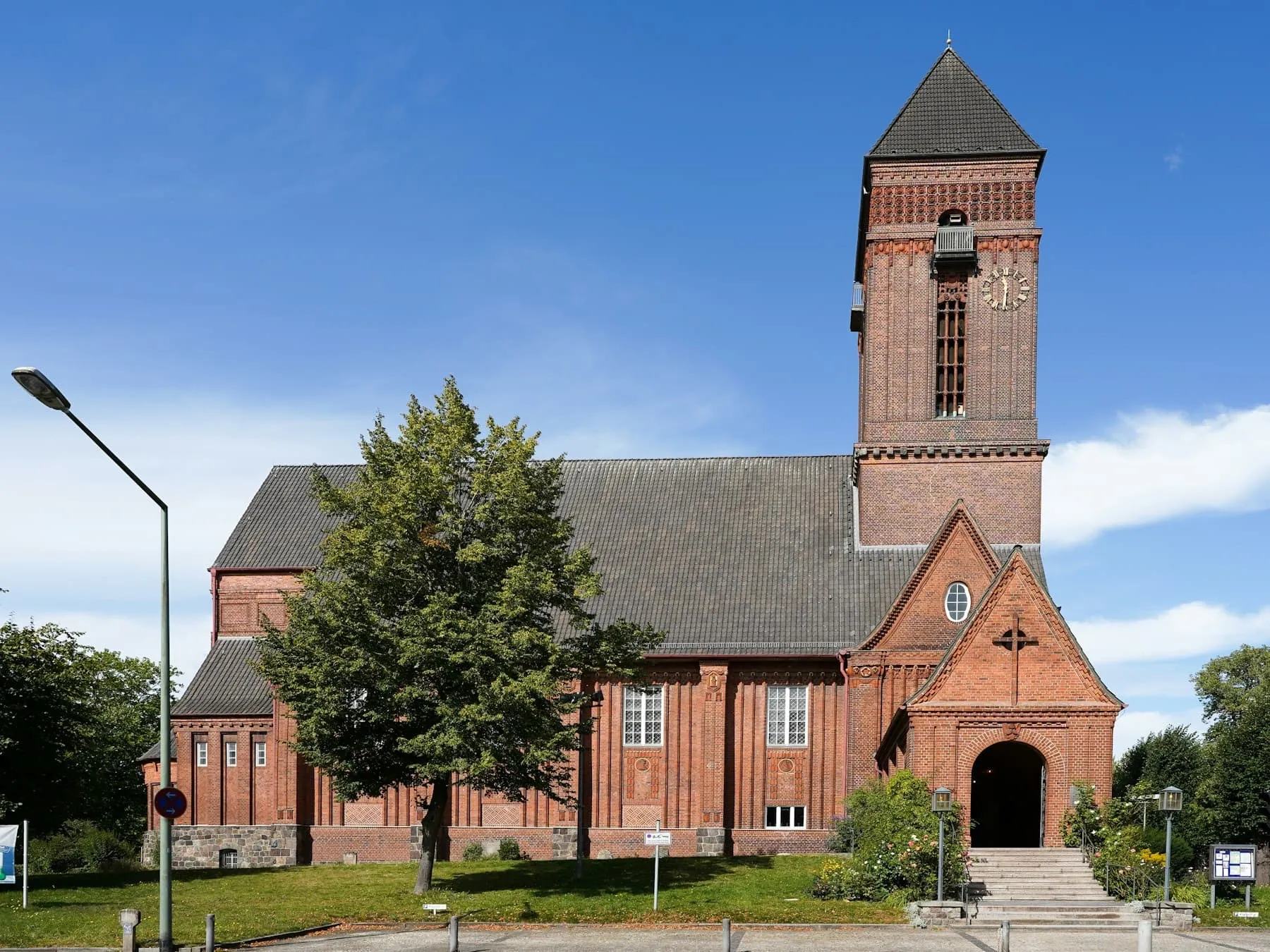 Backsteinkirche mit hohem Turm in Neumünster