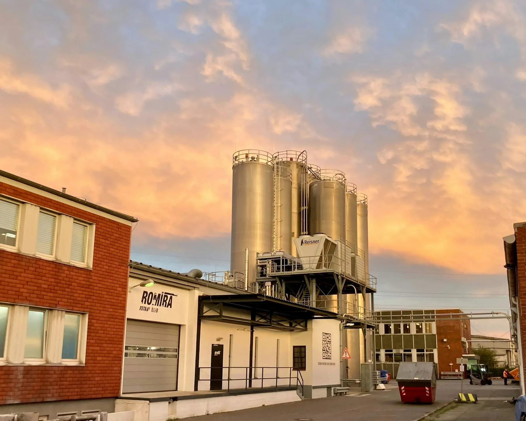 Gebäude mit Silos in der Pinneberger Siemensstraße im Abendlicht