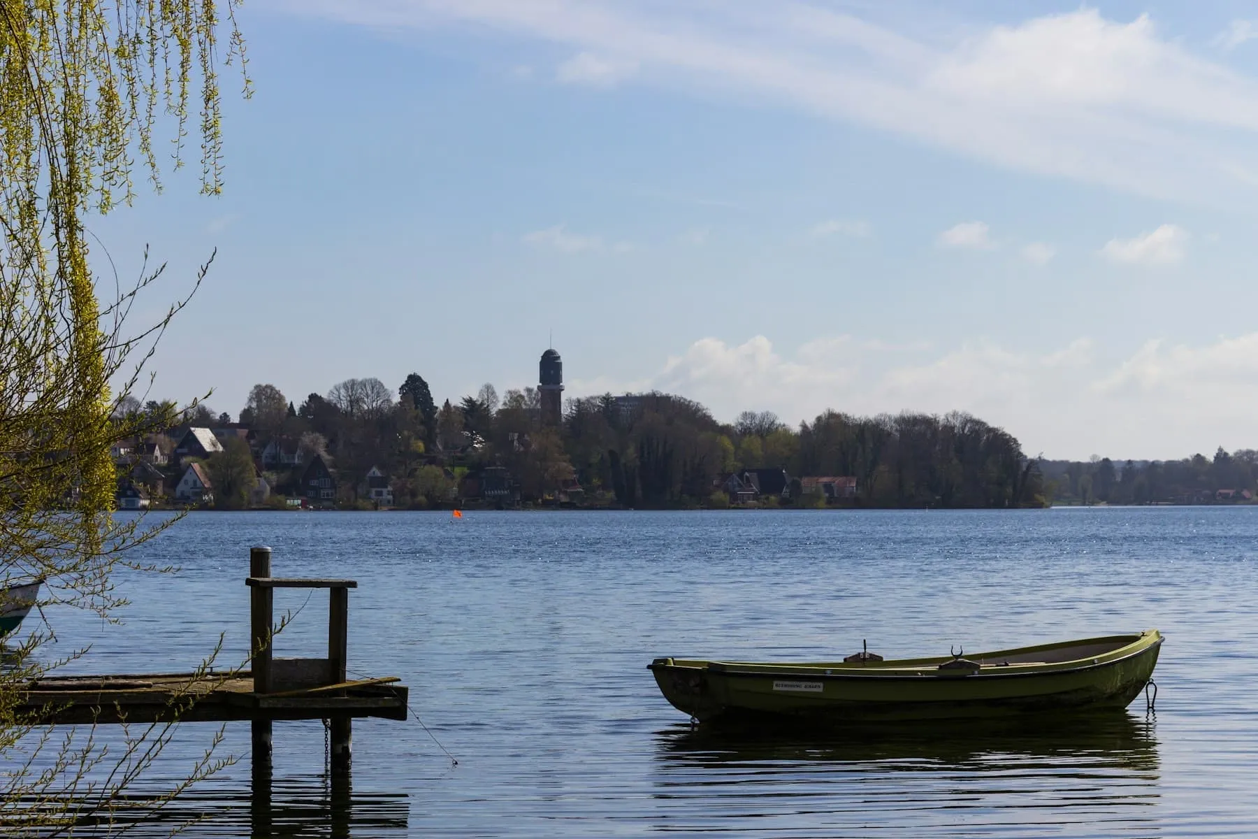 Ruderboot auf dem Plöner See, im Hintergrund die Stadt Plön