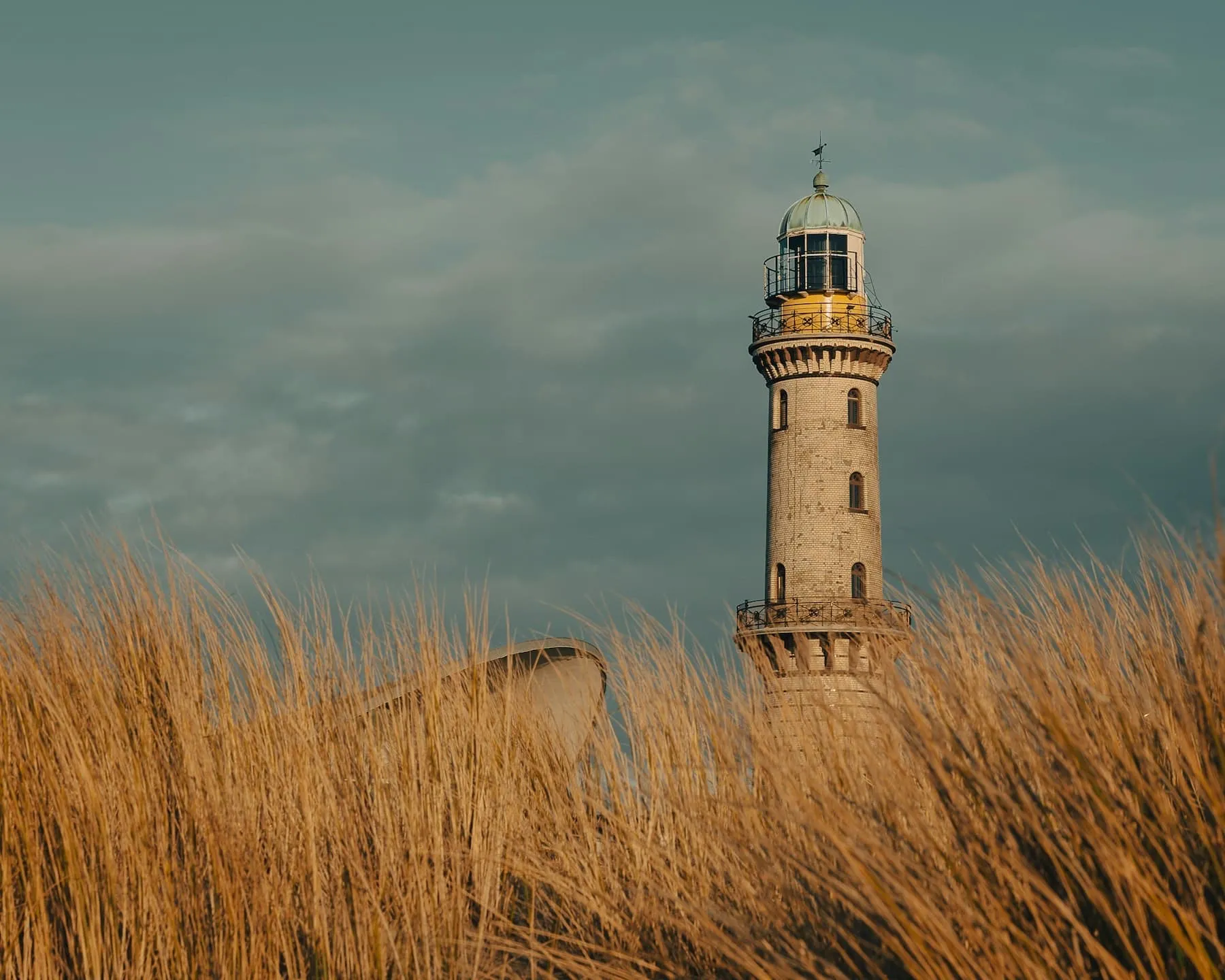 Leuchtturm Warnemünde hinter Strandgras