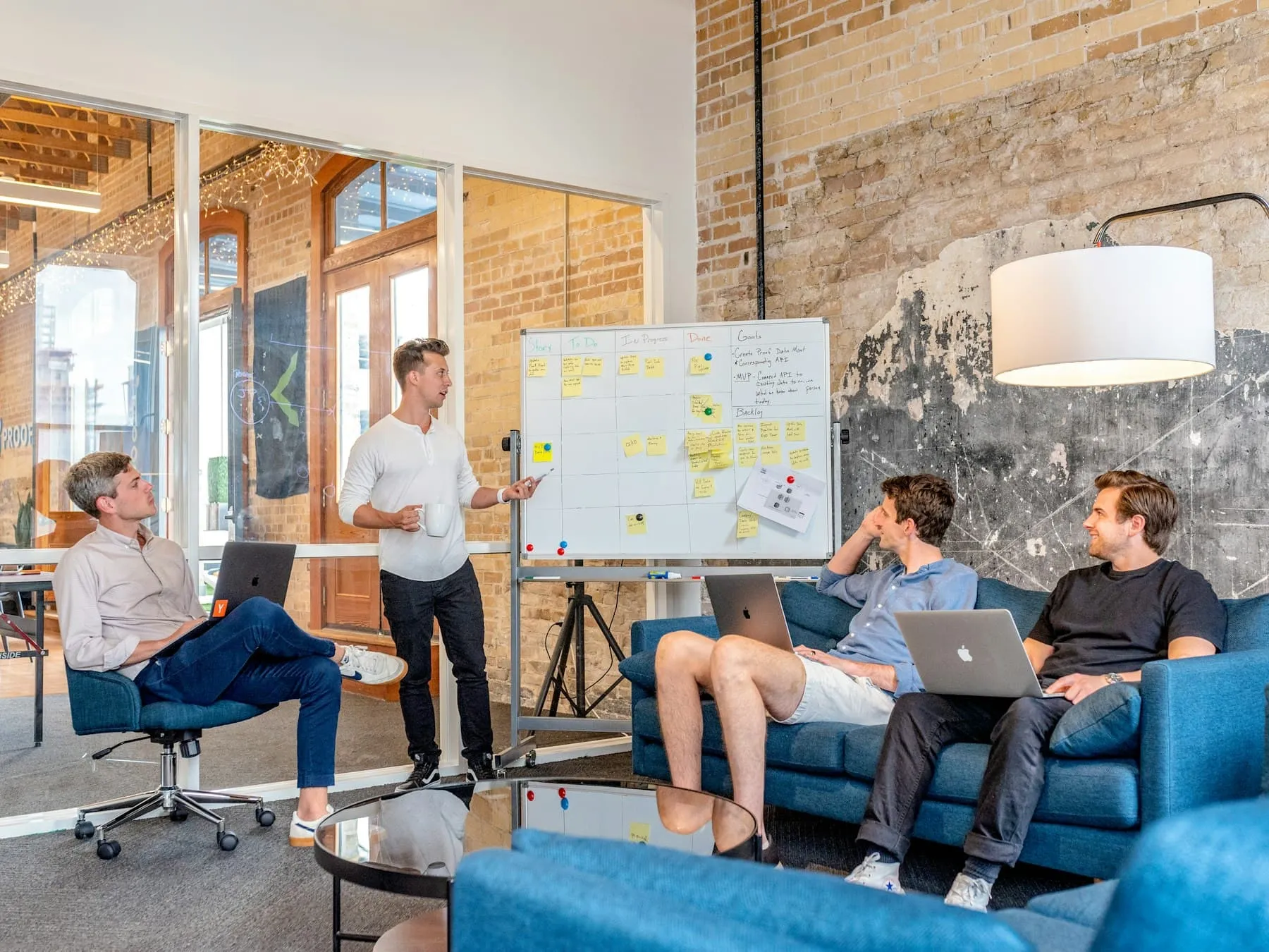 Team bespricht vor einem Whiteboard einen Ablauf