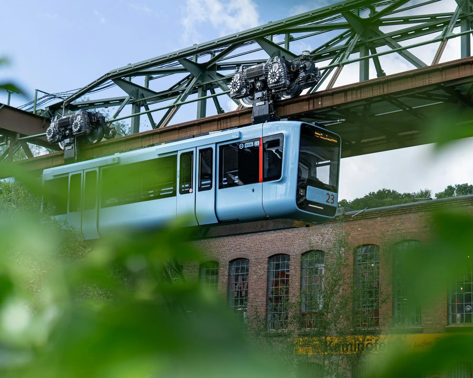 Die Wuppertaler Schwebebahn zwischen grünen Bäumen